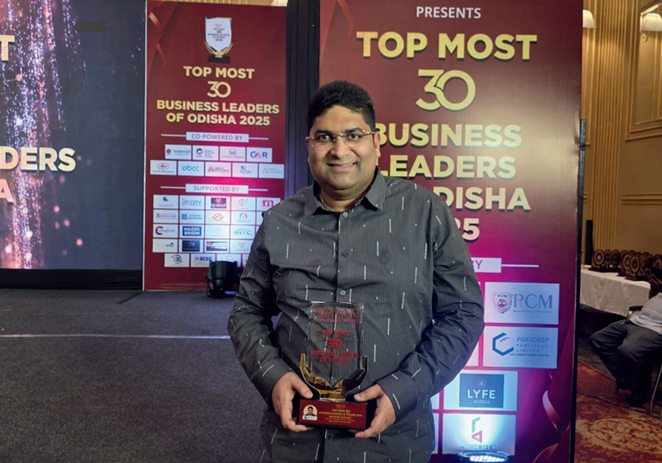 Abhishek Dwivedy receiving top business leader award