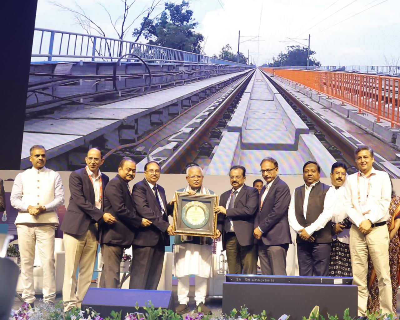 Shri Shalabh Goel, Managing Director of NCRTC, receives the passenger service award at UMI 2026 in Bhubaneswar.